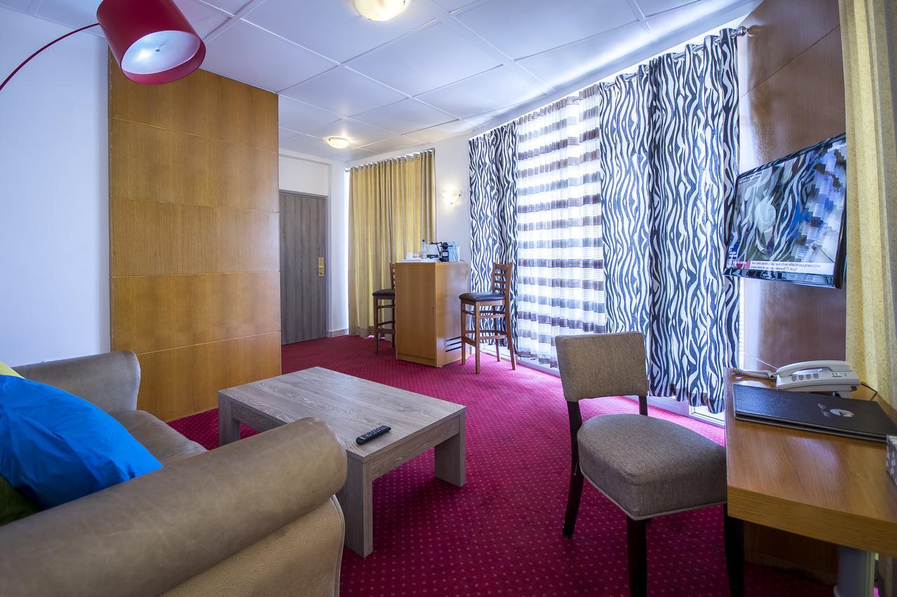 Leon Hotel Kinshasa Exterior photo