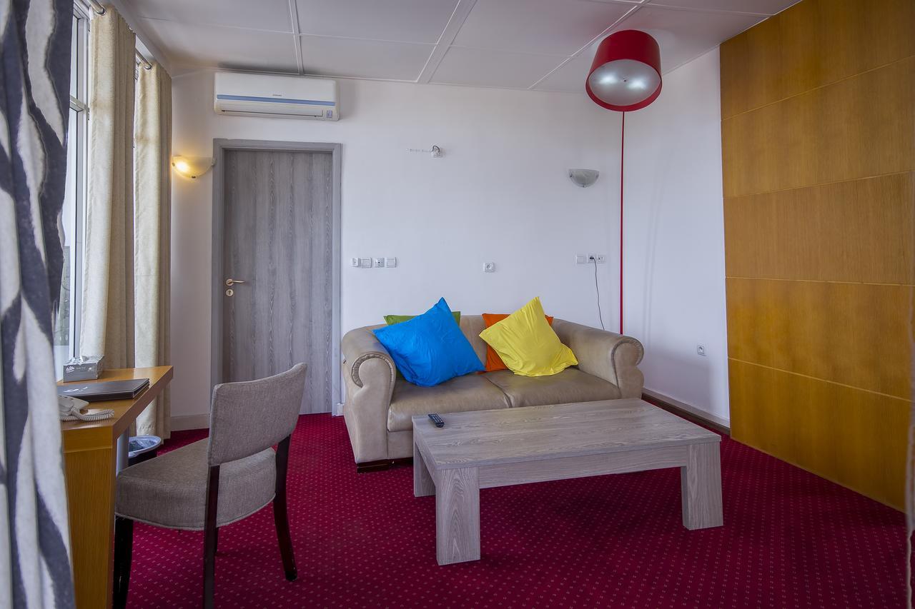 Leon Hotel Kinshasa Exterior photo